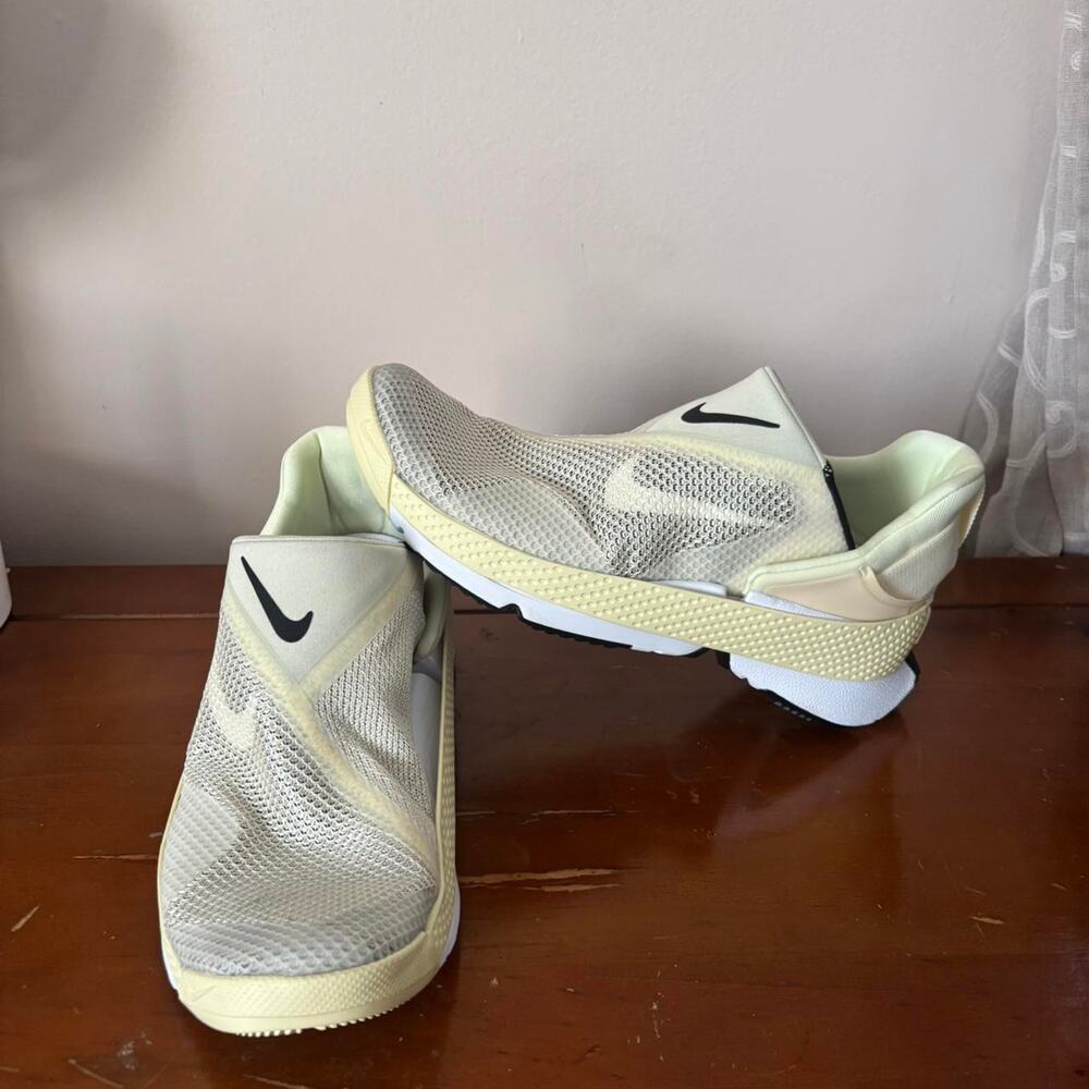 Nike go flyease yellow sneaker